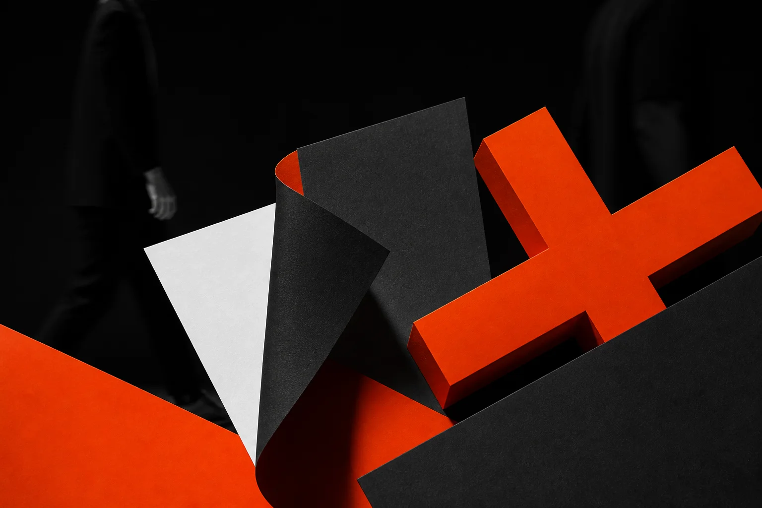 Composição artística abstrata em preto, branco e laranja